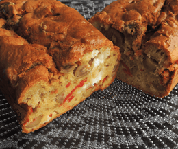 RECETTE : Cake au poivron, chèvre et olives à l’huile parfumée