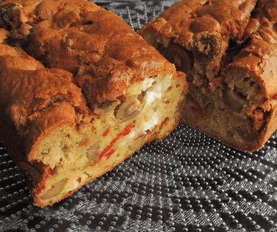 RECETTE : Cake au poivron, chèvre et olives à l’huile parfumée