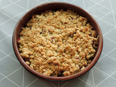 RECETTE : Crumble poire-rhubarbe aux flocons d’avoine