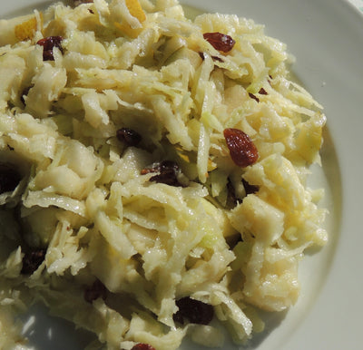 RECETTE : Salade de chou-rave, poire et raisins secs