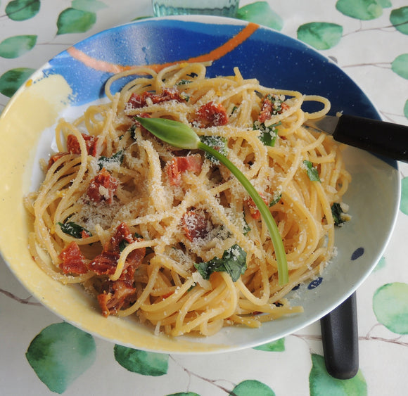 Spaghetti à l’ail de ours et tomates confites